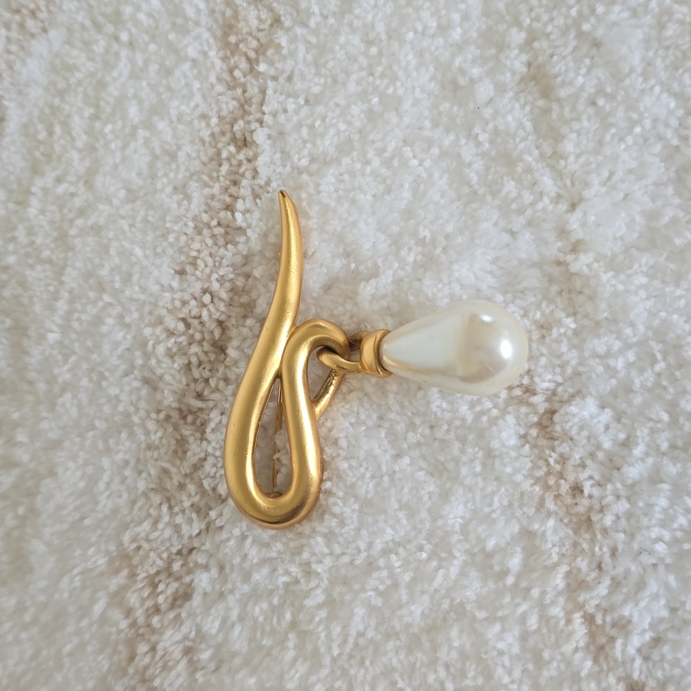 GORGEOUS VINTAGE GOLD AND FAUX PEARL PENDANT